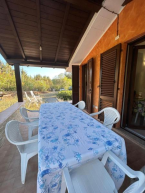 Casa immersa nel verde vicino al mare di Chia Chia